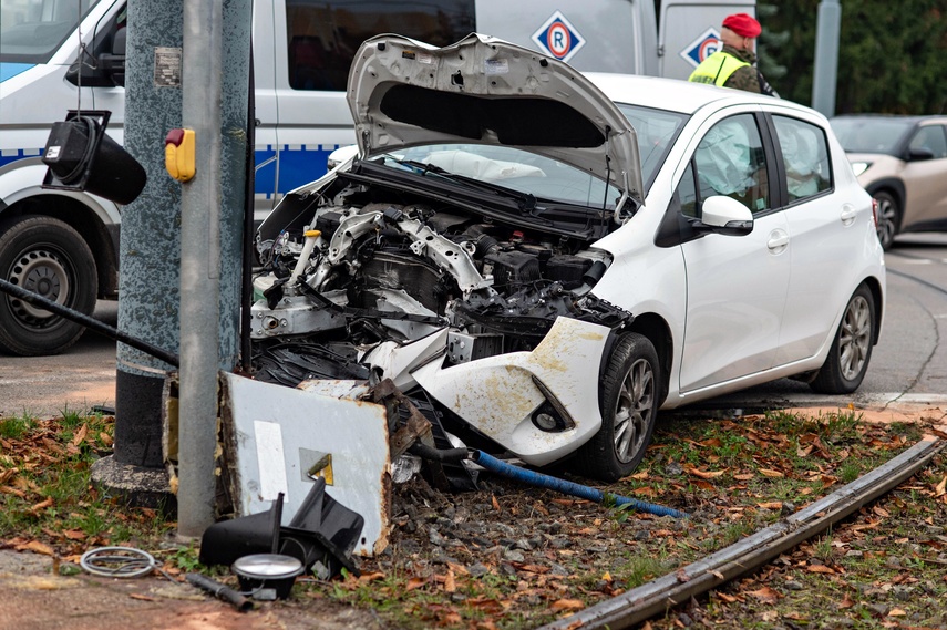 Próbował uniknąć zderzenia, uderzył w słup