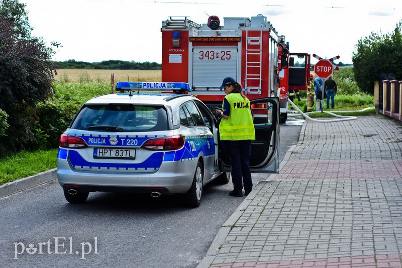 Wjechali pod pociąg, trzy osoby ranne