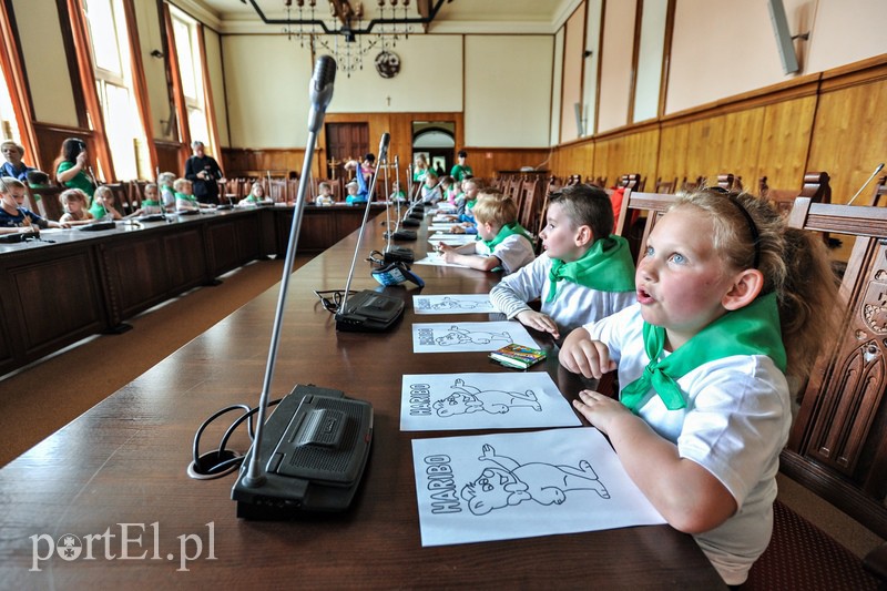 Dziedziniec ratusza opanowały dzieci