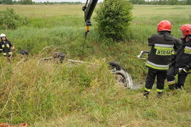 Opel wpadł do rowu z wodą. W aucie były dzieci.