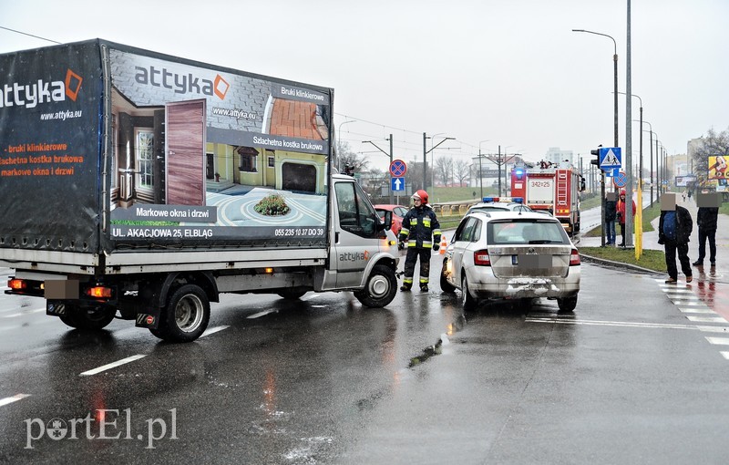  Kolizja na skrzyżowaniu Dąbka z Węgrowską