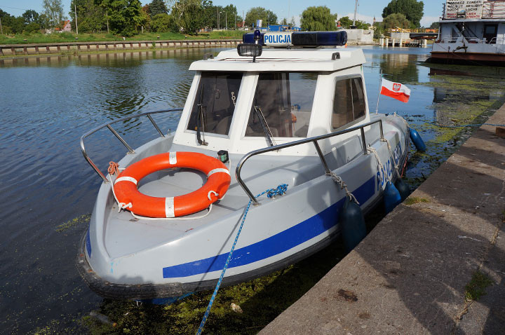 Policyjny patrol na rzece Elbląg