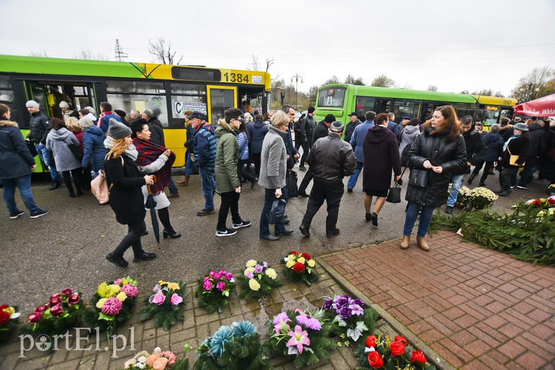 Elblążanie odwiedzają groby bliskich