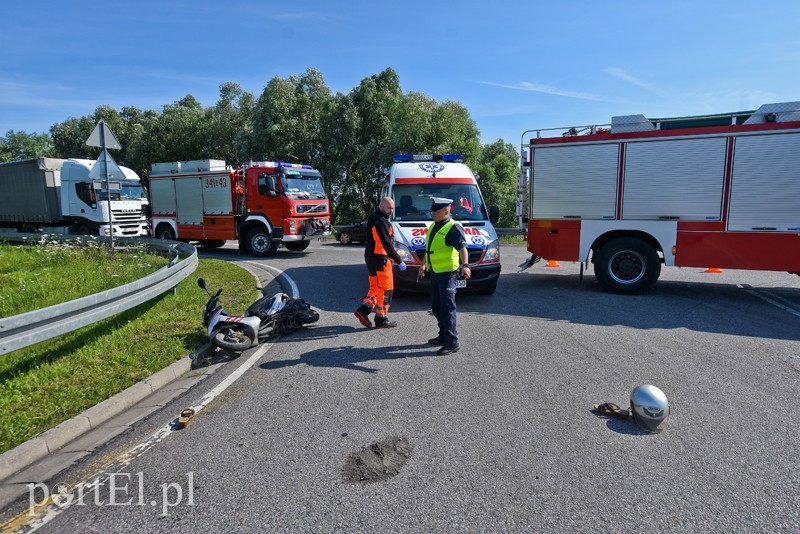 Opel wjechał w kobietę na skuterze