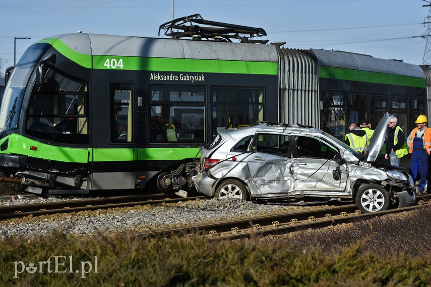 Zderzenie mercedesa z tramwajem na rondzie Solidarności