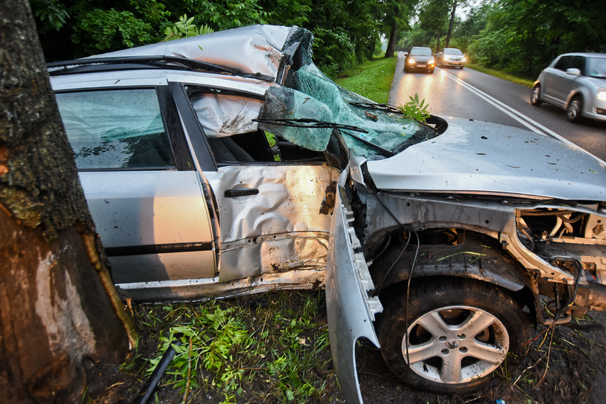 Mężczyzna kierujący peugeot uderzył w drzewo