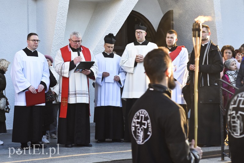 Nieśli krzyż przez miasto
