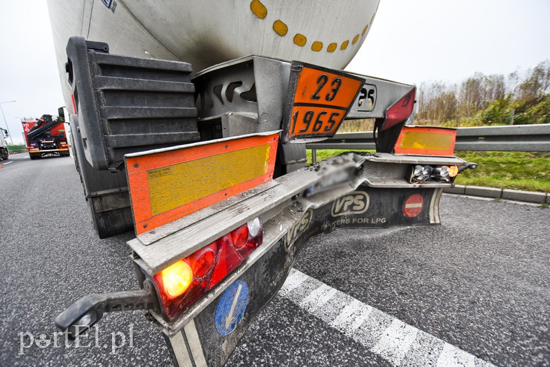 Zderzenie daihatsu z cysterną na S7