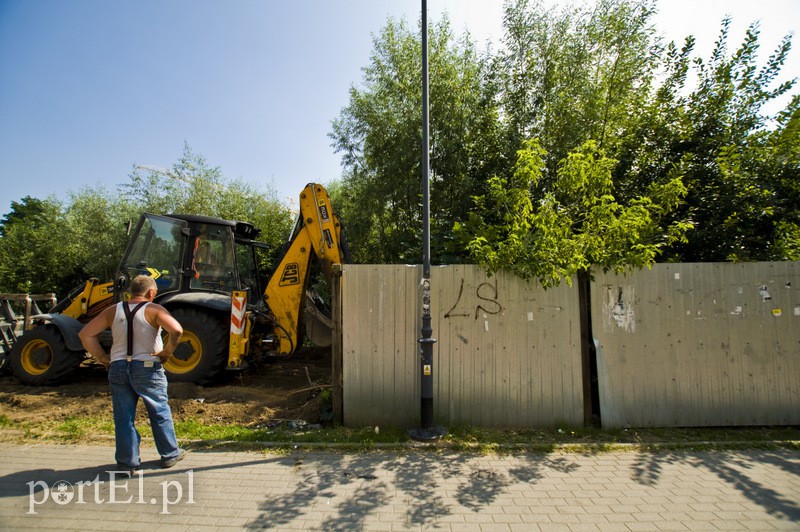 Jedno z najbardziej wstydliwych miejsc w Elblągu właśnie przechodzi metamorfozę. Naprzeciwko ratusza
