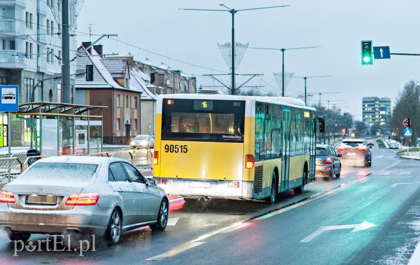 Zielony autobus ulicami miasta mknie..