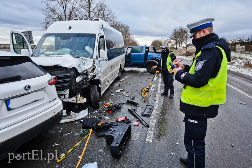 W Komorowie Żuławskim zderzyły się SUV, pickup i bus
