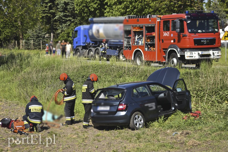 Tragiczny wypadek w Komorowie Żuławskim, nie żyje kierowca skody
