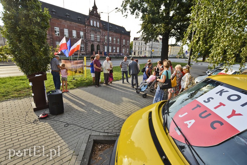 Jedyny taki dąb w Polsce ma nową tablicę