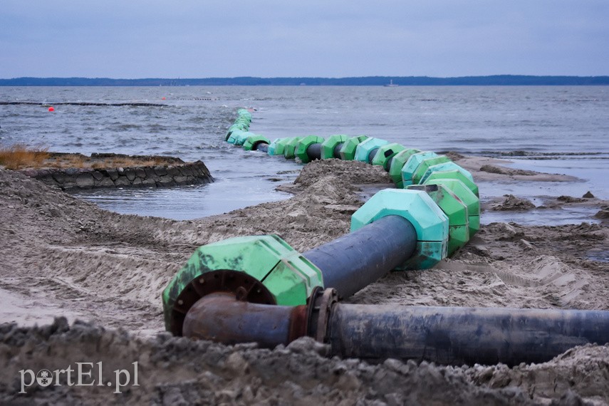 Poszerzają plażę w Kadynach