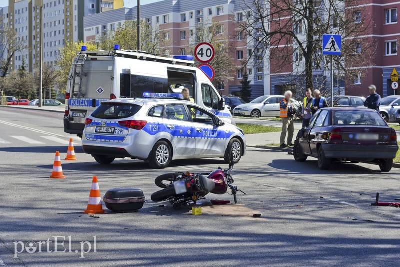 Wypadek motocyklisty z osobowym oplem