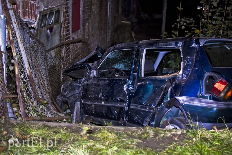 Uderzył w ścianę, dwie osoby trafiły do szpitala