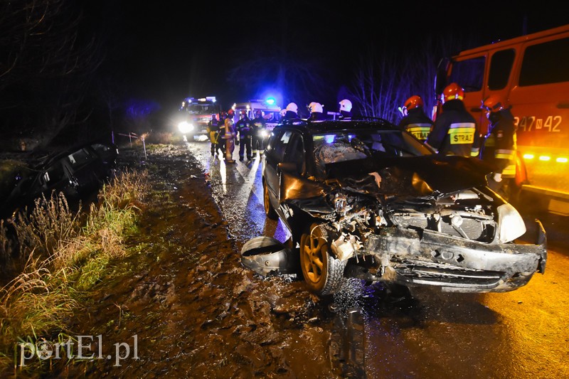 Uderzył w auto, stojce na poboczu