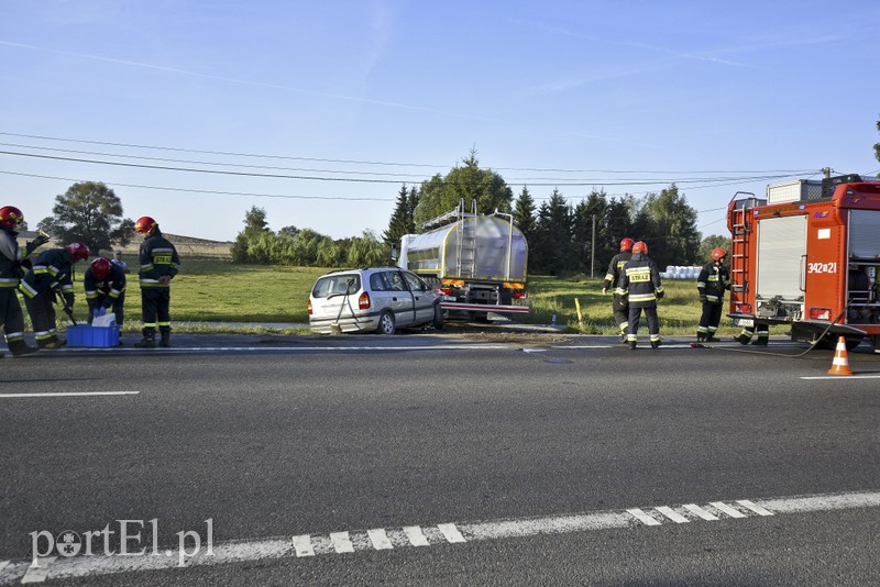 Zderzenie opla z ciężarówką przy wyprzedzaniu