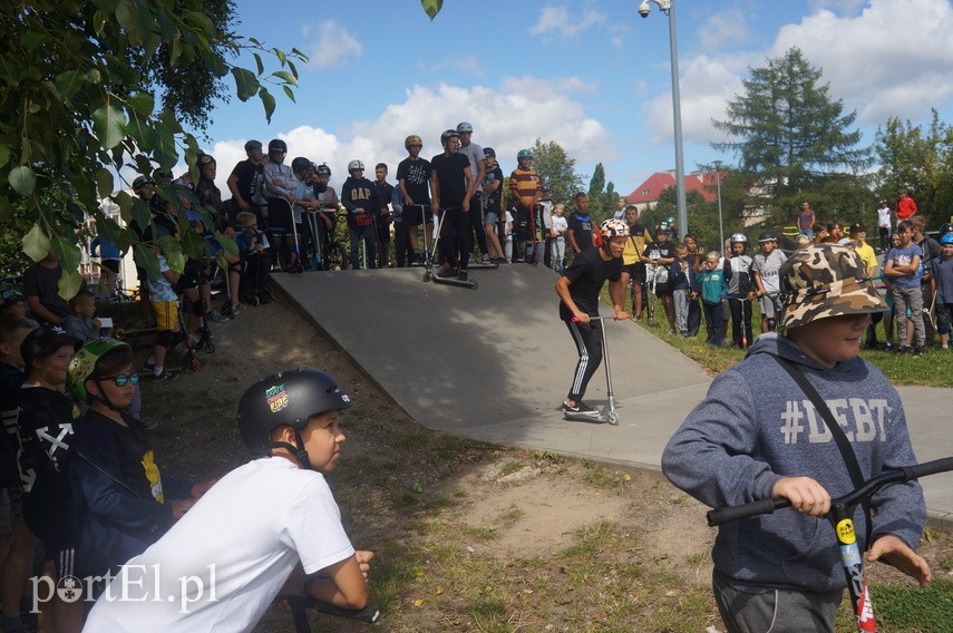 Hulajnogowe show w skateparku