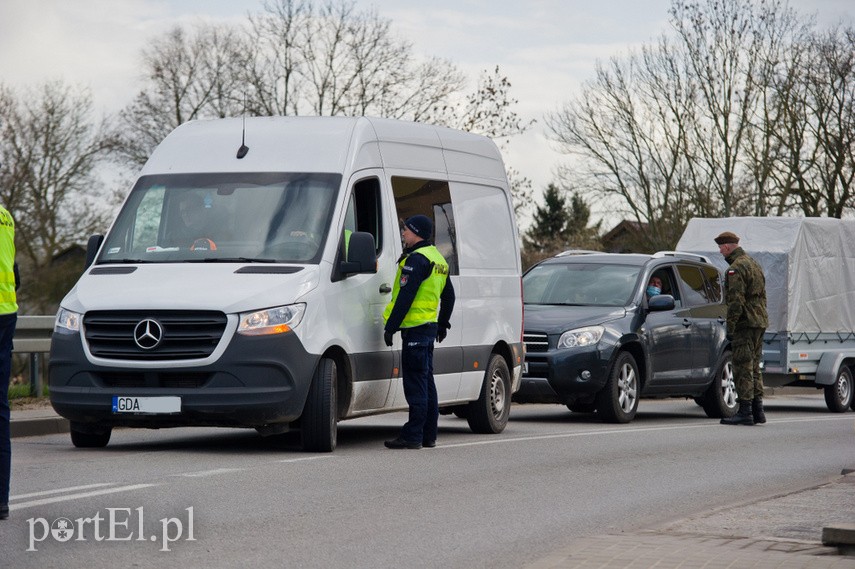 Policjanci kontrolują kierowców wjeżdżających na Mierzeję Wiślaną