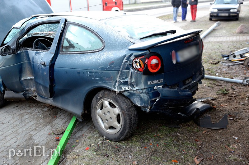 Stawidłowa: renault ścięło lampę. Kierowca pod wpływem alkoholu
