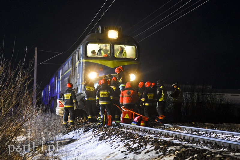 Wjechał mercedesem pod pociąg. Ruch wstrzymany