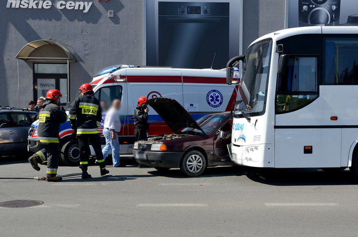 Audi wjechało wprost pod autokar