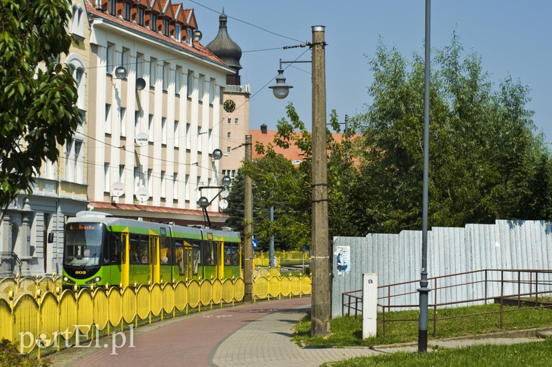 Jedno z najbardziej wstydliwych miejsc w Elblągu właśnie przechodzi metamorfozę. Naprzeciwko ratusza