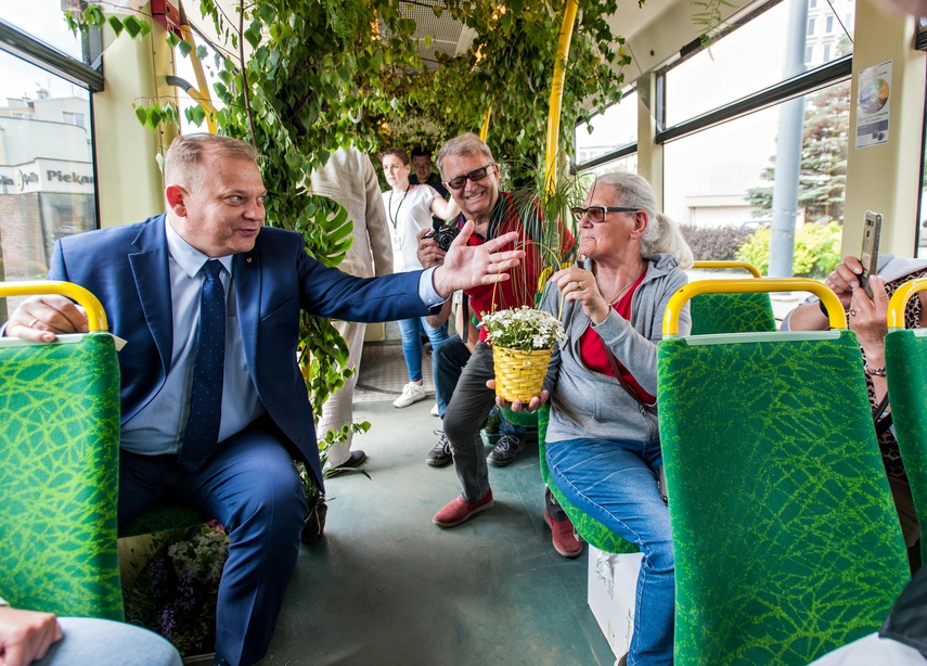 Tramwaj zielony przez ulice mego miasta mknie...