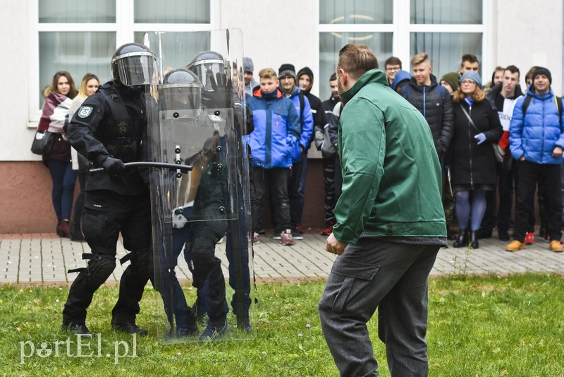 Bezpieczeństwo po obu stronach muru