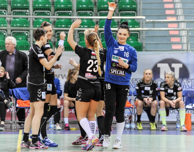 Młode kadrowiczki przegrały ze Startem