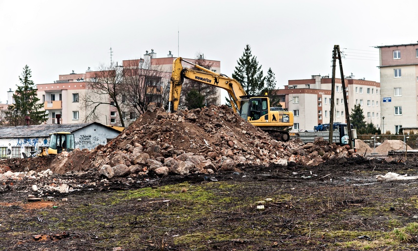 Rozbierają stare budynki, wkrótce ruszy budowa marketu