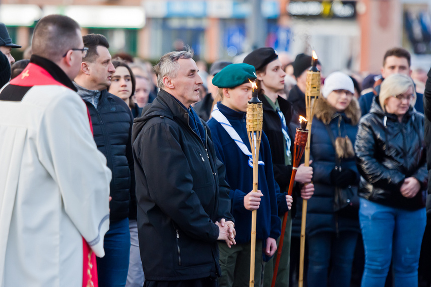 Setki wiernych wzięły udział w środę wieczorem w drodze krzyżowej, która wiodła ulicami Elbląga. Pro