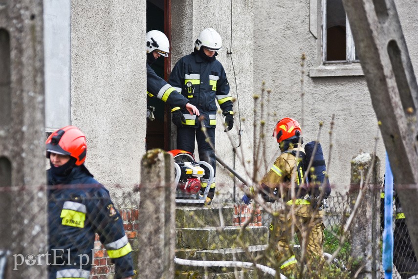 Pożar poddasza ponad 100-letniej kamienicy w Gronowie Elbląskim