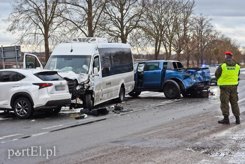 W Komorowie Żuławskim zderzyły się SUV, pickup i bus