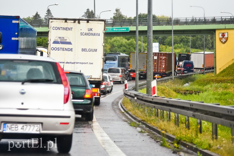 Wypadek na siódemce. Kierowcy stoją w korku