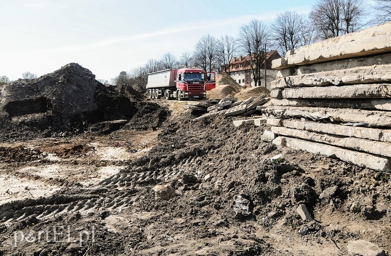 Równają teren pod budowę basenu