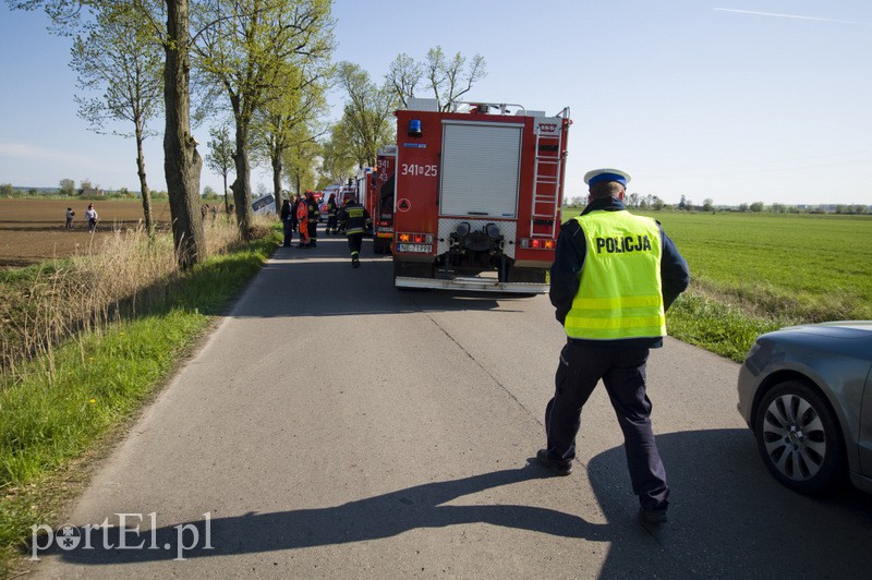  Autobus uderzył w drzewo. Są ranni