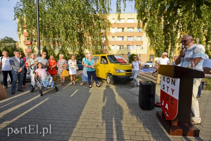 Jedyny taki dąb w Polsce ma nową tablicę