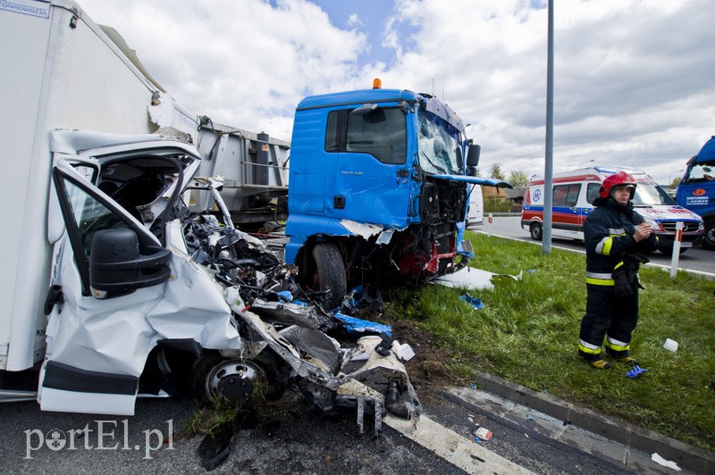  Wypadek na węźle Wschód. Czołówka z ciężarówką
