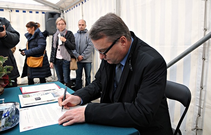 Wmurowanie aktu erekcyjnego pod budowę sądu