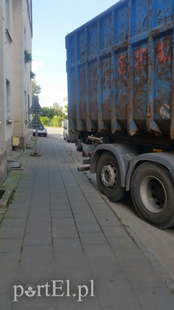 Mieszkają na budowie i mają tego dość