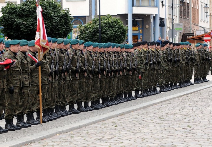 Z hukiem i musztrą paradną
