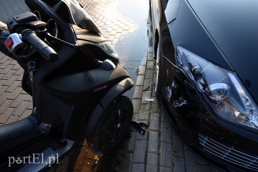 39-latek nie zapanował nad trójkołowcem i uderzył w auto