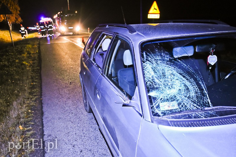 Potrącenie mężczyzny na ciemnej drodze