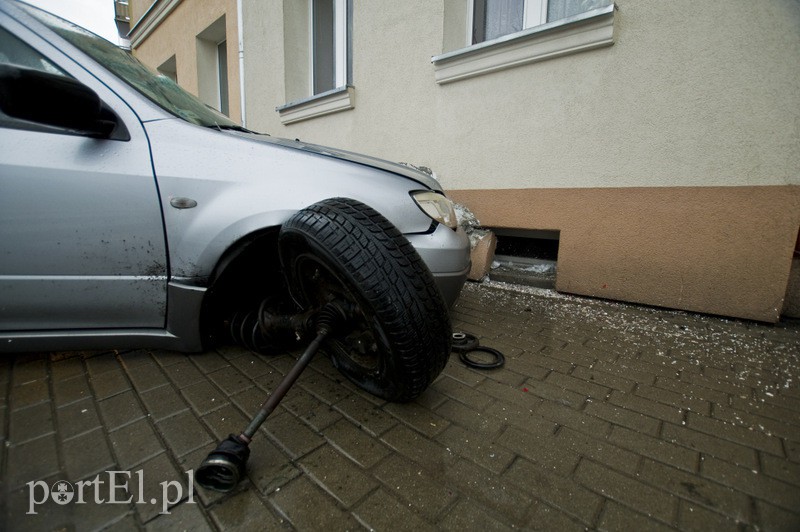  Wjechał w budynek przy Traugutta