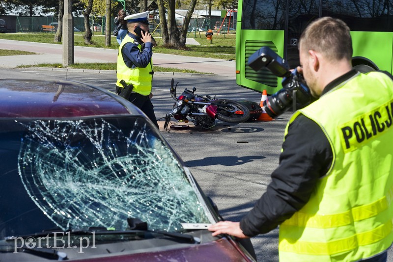 Wypadek motocyklisty z osobowym oplem