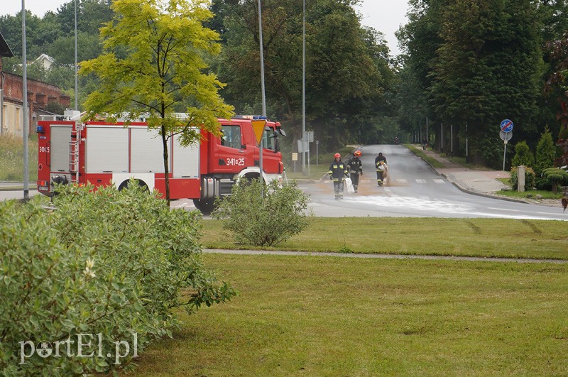 Drogi zalane olejem z uszkodzonego kombajnu