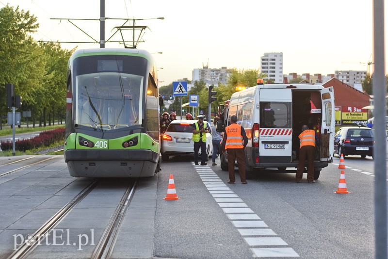 Zderzenie tramwaju z mercedesem