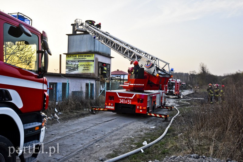 Pożar traw rozprzestrzenił się do stolarni